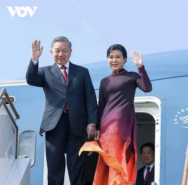 Tổng Bí thư Tô Lâm và Phu nhân đến sân bay Quốc tế Heydar Aliyev, thành phố Baku, Azerbaijan.