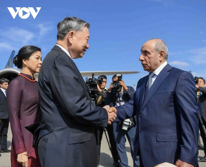 Đón Tổng Bí thư Tô Lâm và Phu nhân cùng Đoàn đại biểu cấp cao Việt Nam tại Sân bay có Phó Thủ tướng thứ nhất Yagub Eyyubov.