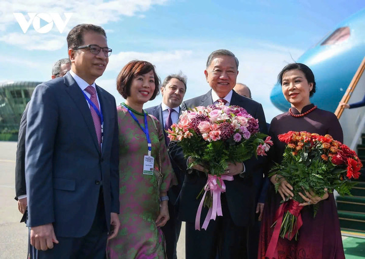 Đại sứ Việt Nam tại Liên bang Nga, kiêm nhiệm Azerbaijan Đặng Minh Khôi và Phu nhân; cùng đông đảo cán bộ, nhân viên Đại sứ quán Việt Nam tại Liên bang Nga, kiêm nhiệm Azerbaijan đã đến sân bay đón Tổng Bí thư Tô Lâm và Phu nhân.