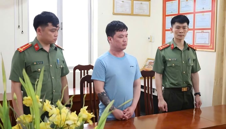 Lê Việt Hùng (áo xanh) bị khởi tố tội Cưỡng đoạt tài sản.
