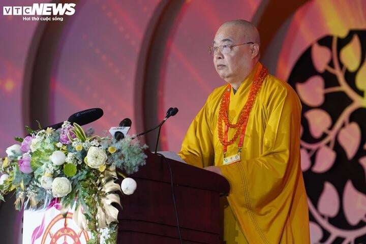 Trưởng lão Hoà thượng Thích Thanh Nhiễu phát biểu tại lễ bế mạc Vesak 2025.