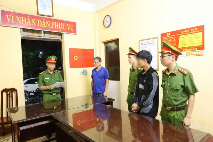 N.V.T. (áo đen tại cơ quan công an)
