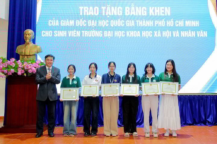 PGS.TS Nguyễn Minh Tâm trao bằng khen của giám đốc Đại học Quốc gia TP.HCM cho 6 sinh viên Trường đại học Khoa học xã hội và Nhân văn. (Ảnh: Tuổi Trẻ)