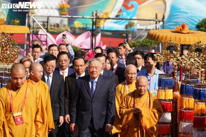 Phó Thủ tướng Thường trực Nguyễn Hòa Bình tham dự lễ bế mạc Vesak 2025. (Ảnh: Lương Ý)