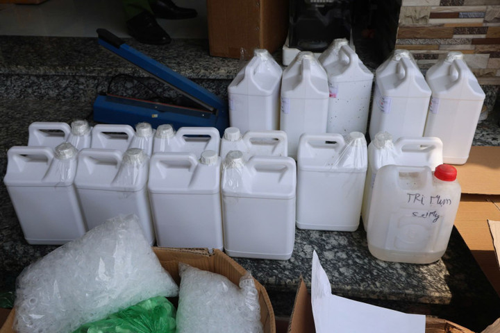 Các dụng cụ và dung dịch để pha chế, sản xuất mỹ phẩm giả.