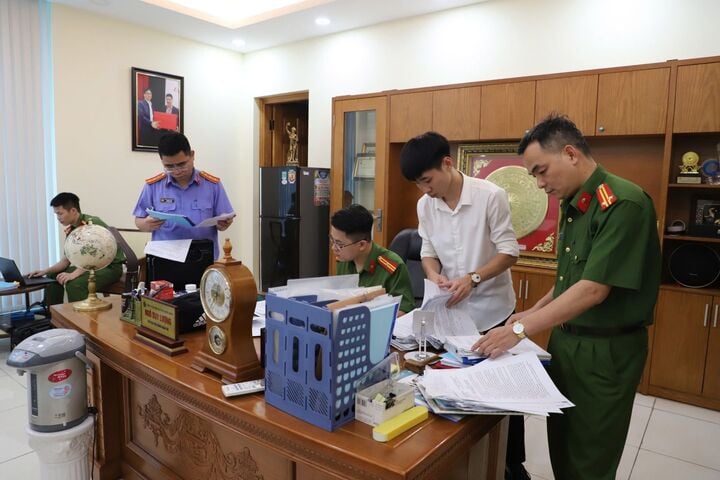 Lực lượng chức năng khám xét tại phòng làm việc của Ngô Duy Lượng. (Ảnh Công an Bắc Ninh).