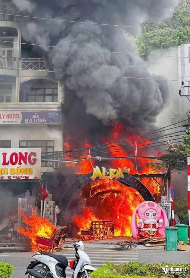 Ngọn lửa bao trùm quán mlem Pub, cột khói cao hàng chục mét.