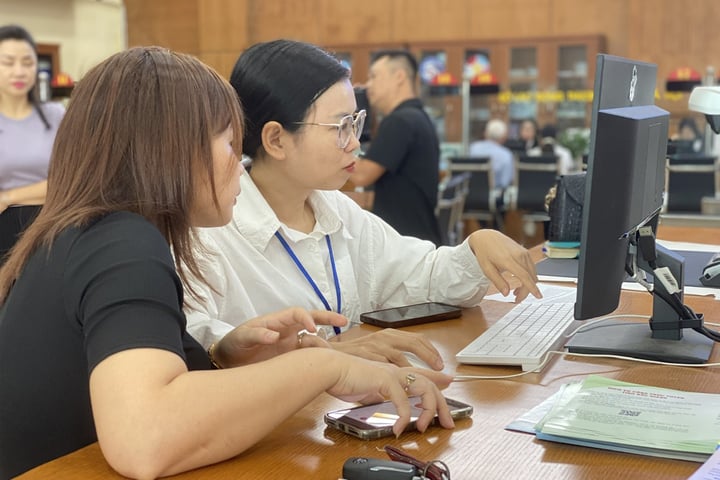 Công chức tỉnh Bắc Giang hỗ trợ người dân giải quyết thủ tục hành chính.