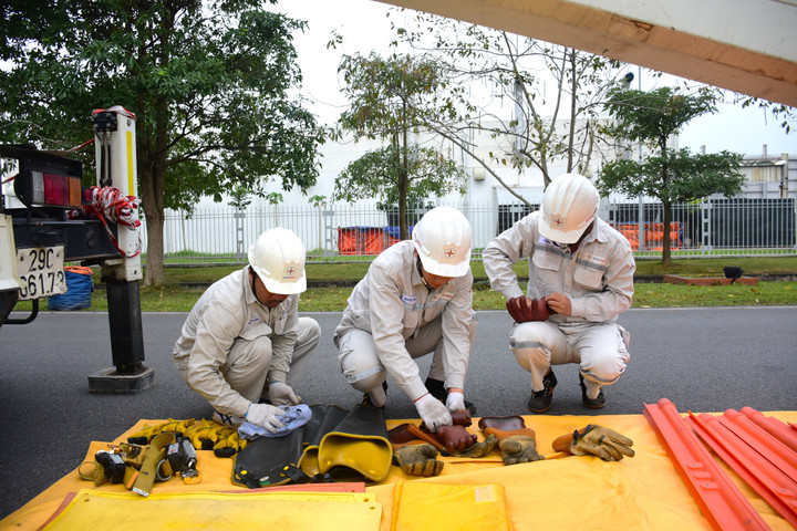 EVNHANOI tăng cường sửa chữa điện Hotline để nâng cao chất lượng dịch vụ - 1