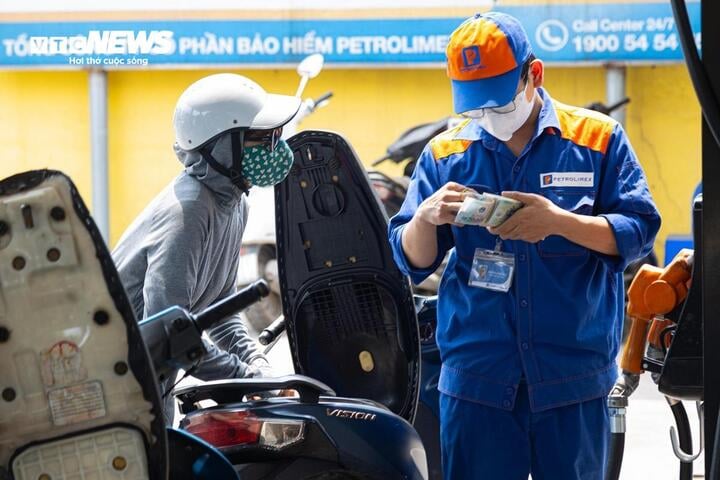 Giá xăng dầu tiếp tục giảm từ 15h hôm nay. (Ảnh: Minh Đức).