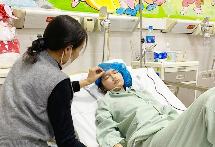 Chị Hà chăm sóc con gái bị bệnh.