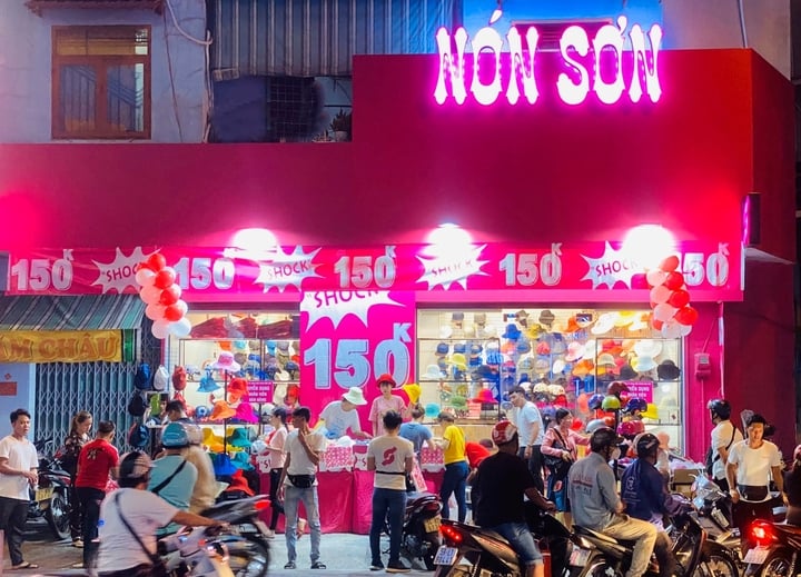 Dù mặt bằng của Nón Sơn thường nằm ở vị trí đắc địa nhưng doanh thu vẫn đủ để công ty này trang trải. (Ảnh: Đại Việt)