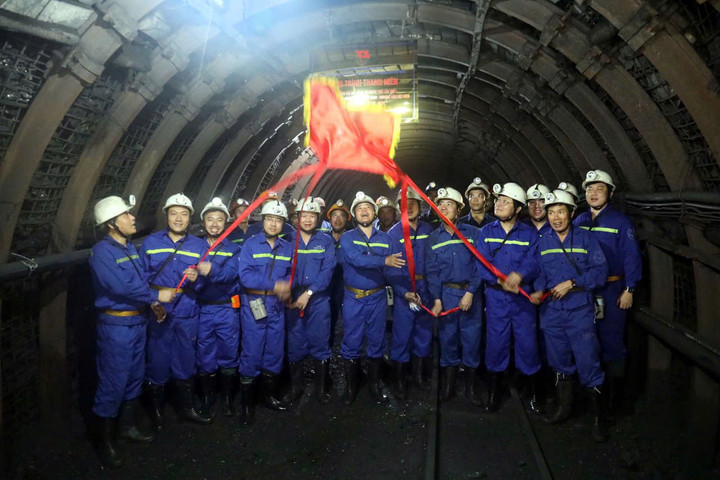 Các đại biểu gắn biển công trình thanh niên.