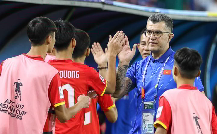 HLV Cristiano Roland (áo xanh) dẫn dắt U16 Việt Nam.