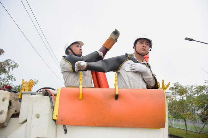 EVNHANOI tăng cường sửa chữa điện Hotline để nâng cao chất lượng dịch vụ - 2