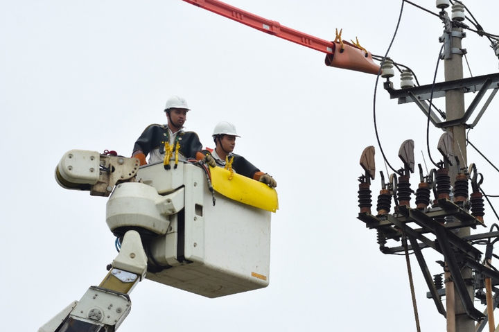 EVNHANOI tăng cường sửa chữa điện Hotline để nâng cao chất lượng dịch vụ - 3