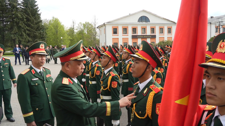 Trung tướng Nguyễn Quang Ngọc, Phó Tổng tham mưu trưởng QĐND Việt Nam thăm hỏi và động viên đoàn cán bộ chiến sĩ Việt Nam tham gia duyệt binh trên Quảng trường Đỏ. (Ảnh: VOV)