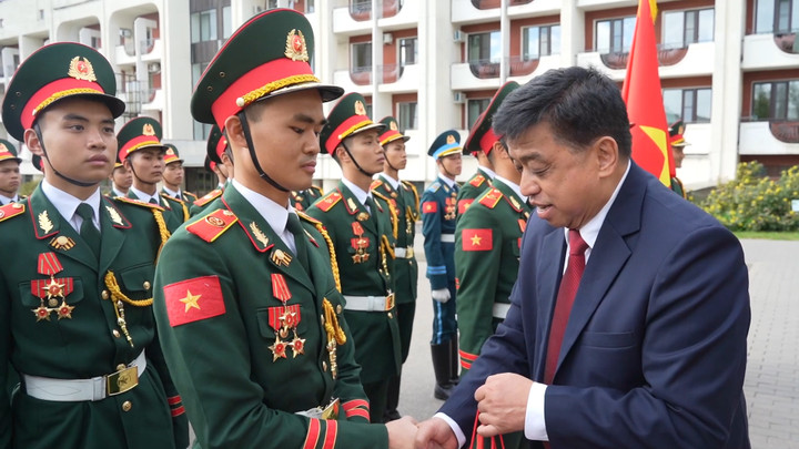 Đại diện cộng đồng người Việt Nam tại Nga động viên đoàn tham gia duyệt binh tại quảng trường đỏ. (Ảnh: VOV)