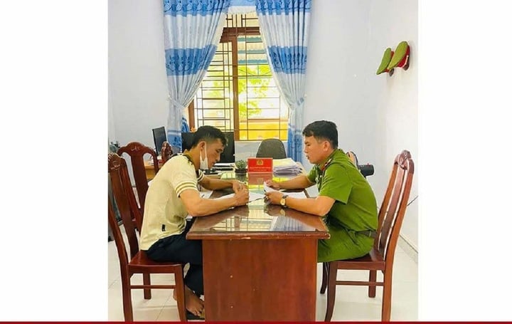Anh Khánh liên hệ Công an xã Bình Phục để hoàn trả lại số tiền chị H. chuyển nhầm. (Ảnh: C.A)
