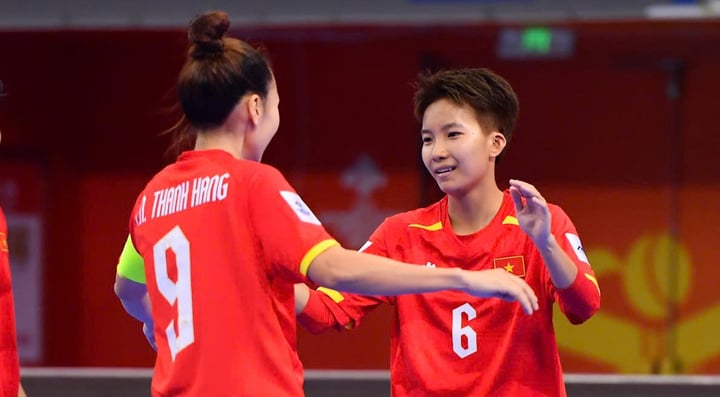 Thanh Ngân ghi bàn ấn định chiến thắng 5-3 cho đội tuyển futsal nữ Việt Nam.