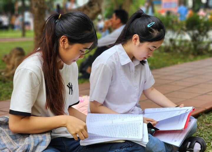 Nhiều thí sinh đổ xô luyện thi IELTS như tấm vé vàng vào đại học. (Ảnh minh hoạ).