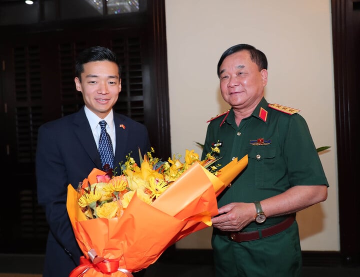 Thượng tướng Hoàng Xuân Chiến, Ủy viên Trung ương Đảng, Ủy viên Thường vụ Quân ủy Trung ương, Thứ trưởng Bộ Quốc phòng trao hoa kỷ niệm cho ông John Noh, Quyền Trợ lý Bộ trưởng Quốc phòng Mỹ. (Ảnh: Trọng Đức) Thượng tướng Hoàng Xuân Chiến, Ủy viên Trung ương Đảng, Ủy viên Thường vụ Quân ủy Trung ương, Thứ trưởng Bộ Quốc phòng trao hoa kỷ niệm cho ông John Noh, Quyền Trợ lý Bộ trưởng Quốc phòng Mỹ. (Ảnh: Trọng Đức)