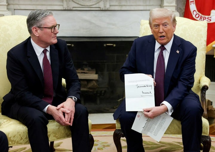 Tổng thống Mỹ Donald Trump cầm lá thư của Vua Charles Anh khi ông gặp Thủ tướng Anh Keir Starmer tại Phòng Bầu dục tháng 2/2025. (Ảnh: Reuters)