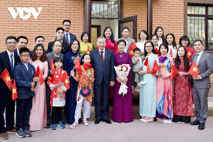 Tối 5/5, Tổng Bí thư Tô Lâm và Phu nhân đã có cuộc gặp mặt thân mật với cán bộ, nhân viên Đại sứ quán Việt Nam và đại diện cộng đồng người Việt Nam đang sinh sống, học tập, làm việc tại Kazakhstan.