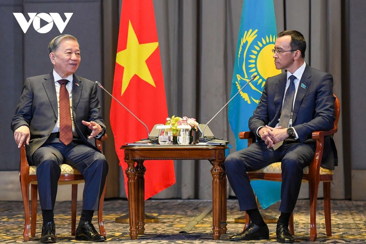 Tối 5/5, Tổng Bí thư Tô Lâm và Chủ tịch Thượng viện Kazakhstan Maulen Ashimbayev đã hội kiến. Hai bên nhất trí đẩy mạnh hợp tác, thúc đẩy trao đổi đoàn trên kênh nghị viện; tăng cường phối hợp giám sát và đôn đốc thực hiện hiệu quả các thoả thuận hợp tác mà hai Chính phủ đã ký kết, nhằm đưa quan hệ hữu nghị Việt Nam - Kazakhstan phát triển thực chất, hiệu quả; tăng cường hợp tác về đào tạo cán bộ, chính sách phát triển và xây dựng đảng, các cơ quan thanh niên để tăng cường hiểu biết lẫn nhau.