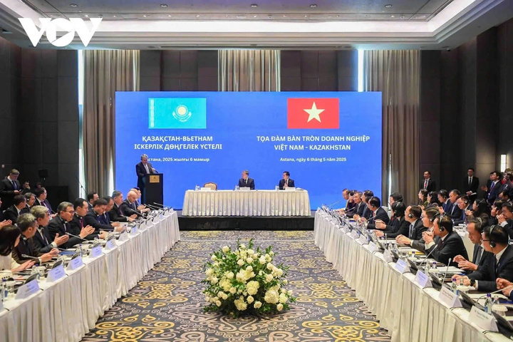 Sáng 6/5, Tổng Bí thư Tô Lâm và Đoàn đại biểu cấp cao Việt Nam đã dự Tọa đàm bàn tròn Doanh nghiệp Việt Nam - Kazakhstan. Phát biểu tại tọa đàm, Tổng Bí thư khẳng định Việt Nam cam kết sẽ tạo mọi điều kiện thuận lợi để các nhà đầu tư Kazakhstan đầu tư, kinh doanh thành công tại Việt Nam. Nhân dịp này, Tổng Bí thư đã chứng kiến Lễ trao các văn kiện hợp tác Việt Nam - Kazakhstan.