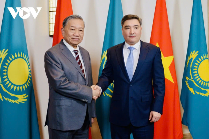 Chiều 6/5, Tổng Bí thư Tô Lâm và Thủ tướng Kazakhstan Olzhas Bektenov đã hội kiến. Hai bên nhất trí thúc đẩy hợp tác thực chất trong các lĩnh vực truyền thống như giao thông vận tải, năng lượng - dầu khí, nông nghiệp, giáo dục. Tổng Bí thư Tô Lâm đề nghị các cơ quan chức năng hai nước nghiên cứu mở rộng hợp tác trong các lĩnh vực như trí tuệ nhân tạo AI, công nghệ mới, năng lượng sạch, kinh tế số, chuyển đổi số... Thủ tướng Olzhas Bektenov cam kết hỗ trợ, tạo điều kiện thuận lợi cho nhiều hơn nữa doanh nghiệp Việt Nam làm ăn, kinh doanh tại Kazakhstan.