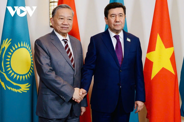 Chiều 6/5, Tổng Bí thư Tô Lâm và Chủ tịch Hạ viện Kazakhstan, kiêm Chủ tịch Đảng Amanat (cầm quyền) Yerlan Koshanov đã hội kiến. Chủ tịch Hạ viện Kazakhstan nhất trí với Tổng Bí thư Tô Lâm về việc dư địa để hợp tác giữa hai nước là rất lớn và hai nước cần nỗ lực phát triển quan hệ mạnh mẽ trên mọi lĩnh vực, nhất là kinh tế - thương mại - đầu tư, kết nối giao thông vận tải, logistics, chuyển đổi số, tài chính, khoa học - công nghệ, giáo dục - đào tạo vì lợi ích của nhân dân hai nước.