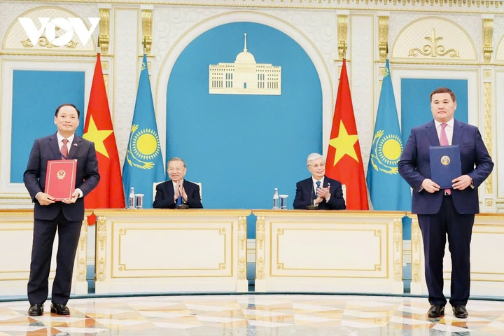 Sau hội đàm, Tổng thống Kassym-Jomart Tokayev đã trao tặng Huân chương Hữu nghị Dostyk hạng Nhất cho Tổng Bí thư Tô Lâm. Hai nhà lãnh đạo đã chứng kiến lễ ký kết các văn kiện hợp tác trong các lĩnh vực tư pháp, khoa học - công nghệ, năng lượng, hàng không, văn hóa - thể thao, báo chí - truyền thông. Hai bên cũng thông qua Tuyên bố chung về việc thiết lập quan hệ đối tác chiến lược Việt Nam - Kazakhstan.