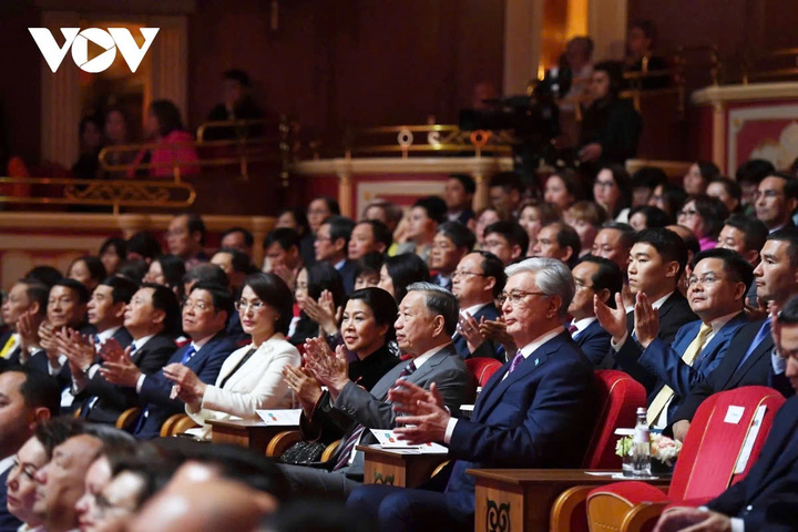 Tối 6/5, Tổng Bí thư Tô Lâm cùng Phu nhân Ngô Phương Ly và Tổng thống Kazakhstan Kassym-Jomart Tokayev đã dự Chương trình Hòa nhạc hữu nghị Việt Nam - Kazakhstan tại Nhà hát quốc gia Opera và Ballet Astana. Chương trình do các nghệ sĩ Học viện Âm nhạc Quốc gia Việt Nam và các nghệ sĩ Kazakhstan trình diễn.