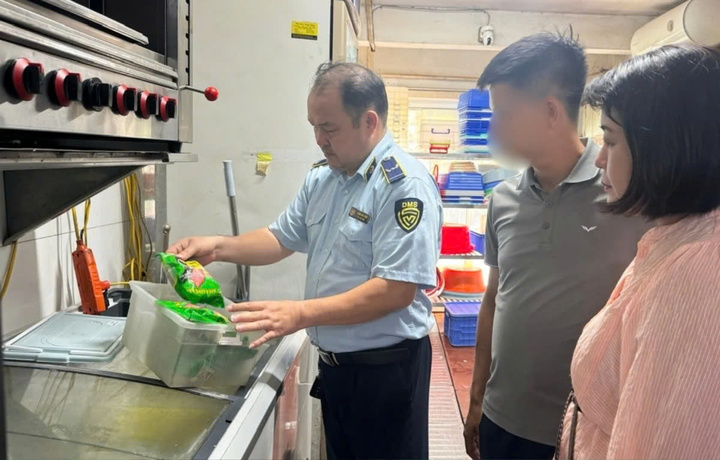 Lực lượng chức năng làm việc với chủ quán "Lòng chát quán".