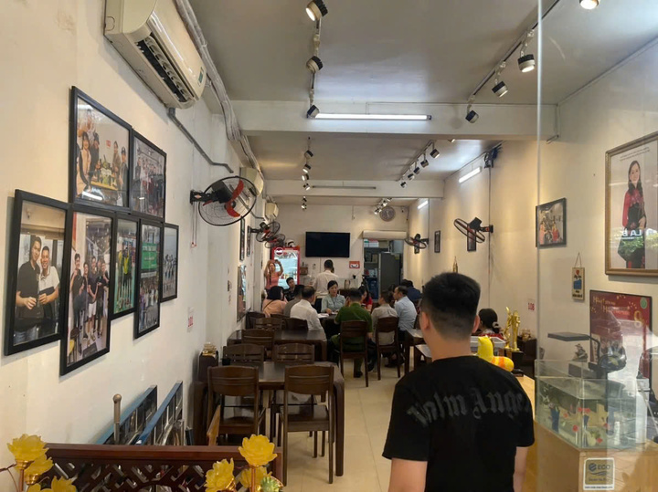 Lực lượng chức năng làm việc với chủ cơ sở "Lòng chát quán".