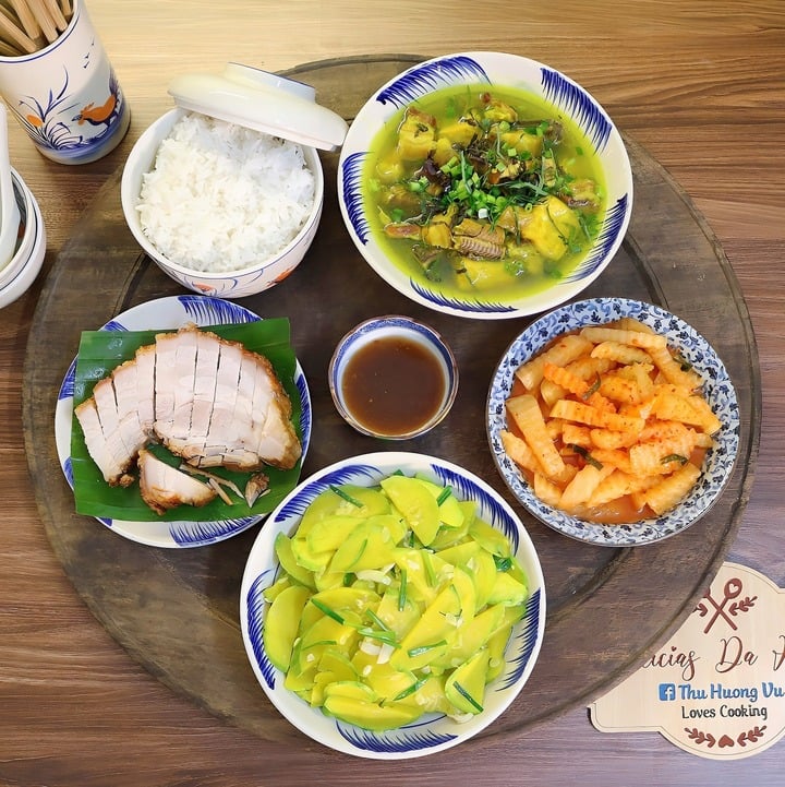 Bữa ăn này có các món lươn om chuối đậu, thịt quay giòn bì, bí non xào tỏi, su hào dầm.