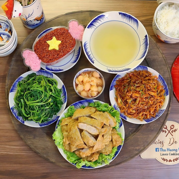 Mâm cơm này cũng được thực hiện trong tháng tư với món xôi "yêu nước", chả cốm non, tép sông rang lá chanh, rau muống luộc, nước canh dau muống, cà dầm.