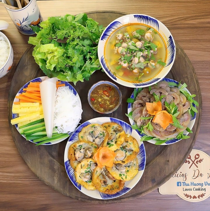 Thịt bê hấp chấm tương cùng rau, trứng tráng hàu, canh chua hàu sữa nấu dứa.