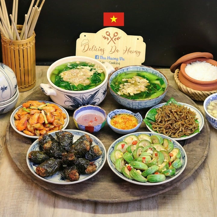 Mâm cơm này có món chả xương sông, cá bống chiên lá lốt, tôm rang, cà dừa dầm tỏi ớt.