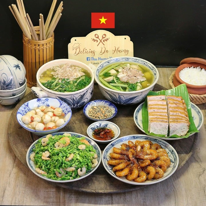 Các món gồm canh cua khoai sọ rau rút, hoa thiên lý xào tôm, tôm rim mặn ngọt, chả mỡ, cà pháo.