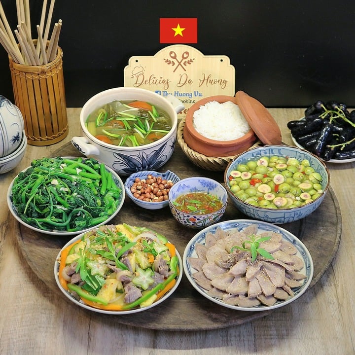 Thực đơn có món lưỡi bê luộc chấm tương gừng, gỏi bê bóp thấu, rau bí xào tỏi, canh dưa chua, sung muối.