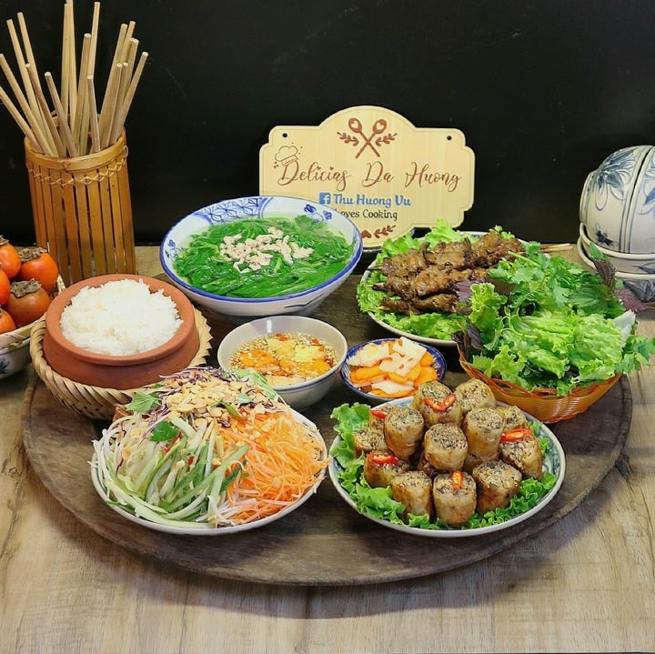 Mâm cơm này có món nem rán tôm thịt, chả xiên nướng, nộm thập cẩm, canh rau cải nấu thịt băm.