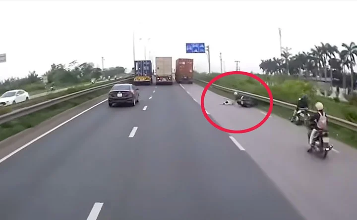 Xe đầu kéo lấn làn xe máy gây chết người tại Quốc lộ 5 ngày 8/5. (Ảnh cắt từ clip)