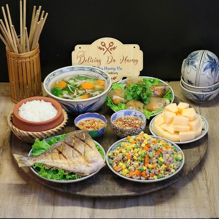 Bữa ăn này có cá chim rán giòn, ngô ngọt xào thịt băm, bánh bột ọc, canh nấm rau củ..