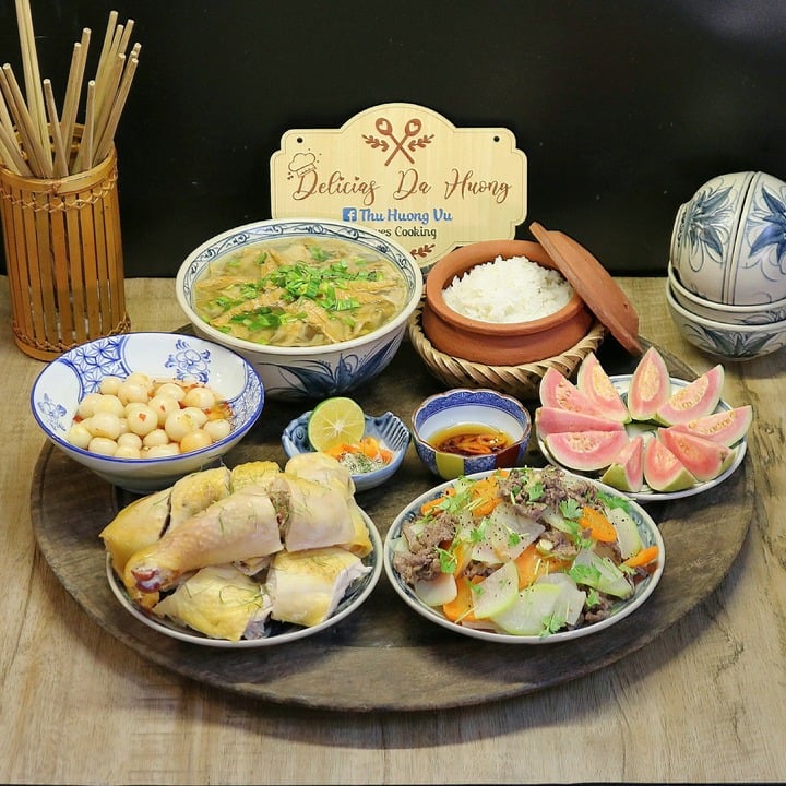 Gà ta luộc, thịt bò xào su hào, canh măng khô nấu sườn là các món làm nên mâm cơm mùa hè này.