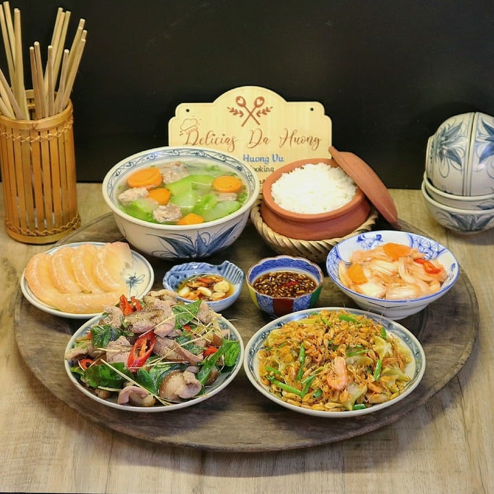 Bữa ăn có món thịt lợn mán xào sả ớt, tôm rang khế, canh bí đao nấu sườn.