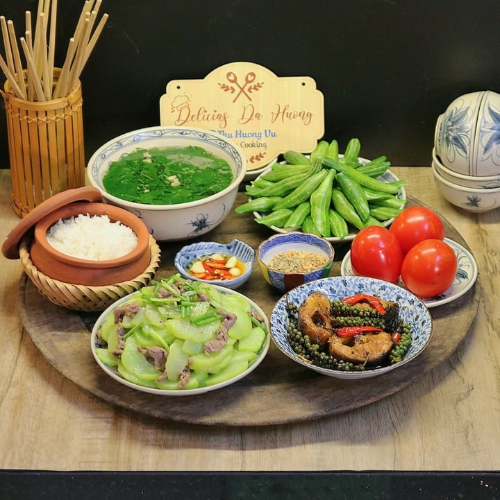 Thực đơn gồm thịt bò xào su su, cá quả rim tiêu, lặc lè luộc, canh rau ngót nấu thịt băm.