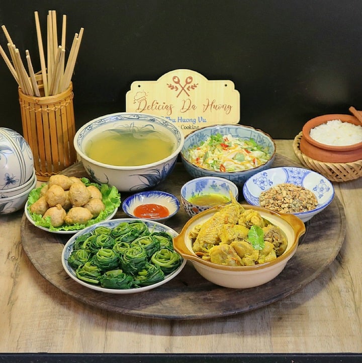 Mâm cơm mùa hè thanh mát với món gà ta rang gừng, rau muống luộc, chả bò viên, dưa bắp cải.