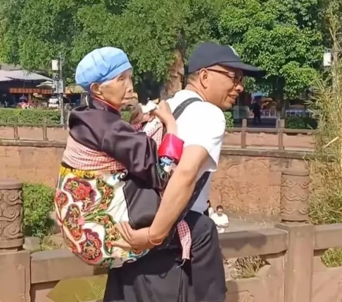 Việc cõng mẹ trên lưng đối với ông Chai
